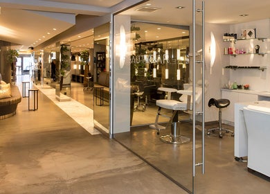 Moderne inrichting van PIERÔT HAARLEM BARBERSHOP in Haarlem, Noord-Holland, NL met stijlvolle stoelen.