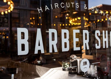 Uitzicht op PIERÔT HAARLEM BARBERSHOP in Haarlem, Noord-holland, NL met verlichte ramen.