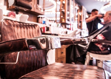 Luxe vintage stoel bij PIERÔT HAARLEM BARBERSHOP, Haarlem, Noord-holland, NL tijdens knipbeurt.