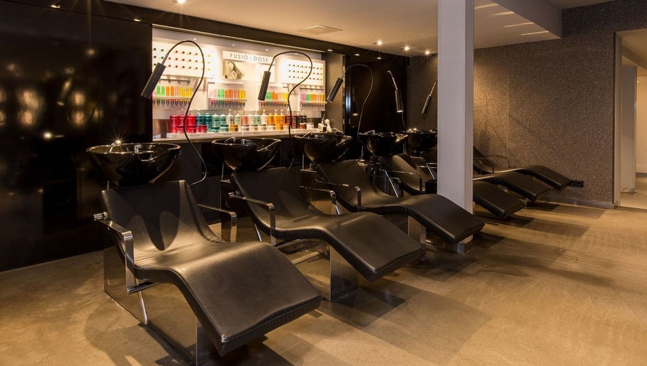 Moderne wasruimte bij PIERÔT HAARLEM, Haarlem, Noord-holland, NL met elegante wasstoelen.