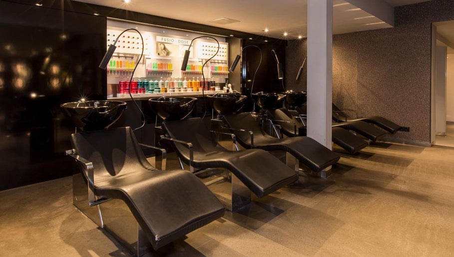 Moderne wasstations bij PIERÔT HAARLEM BARBERSHOP in Haarlem, Noord-holland, NL.