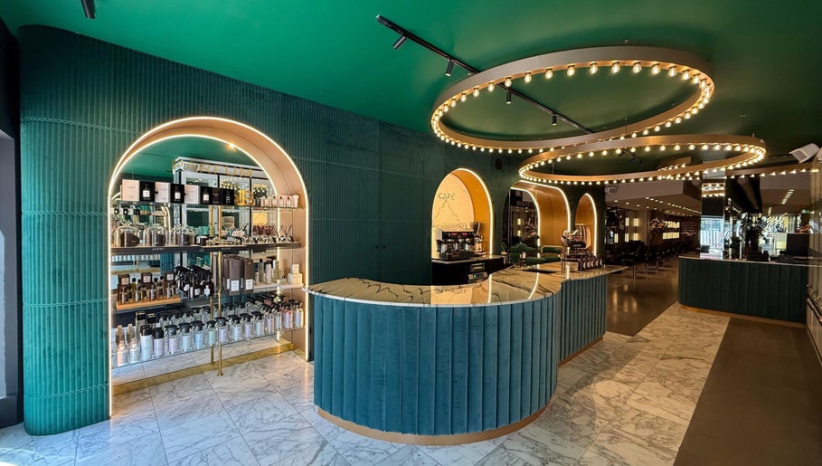 Interieur van PIERÔT HAARLEM in Haarlem, Noord-holland, NL met elegante verlichting en marmeren vloer.