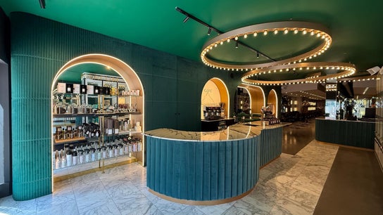 Interieur van PIERÔT HAARLEM in Haarlem, Noord-holland, NL met elegante verlichting en marmeren vloer.