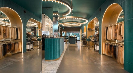 Interieur van PIERÔT HAARLEM, stijlvolle kapsalon in Haarlem, Noord-holland, NL met verlichte spiegels.