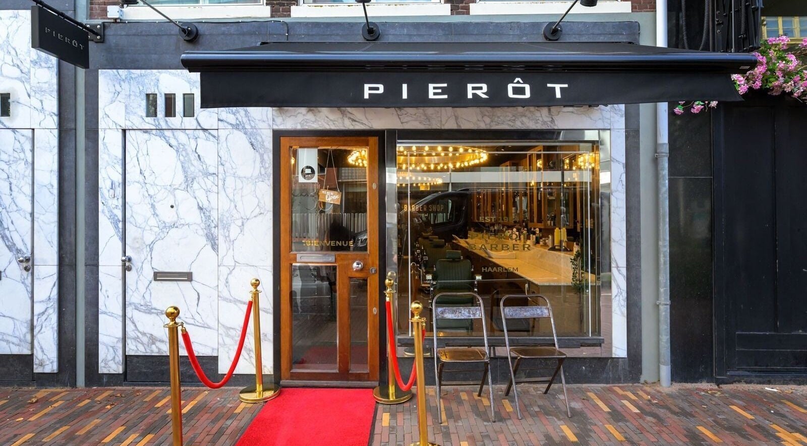 Buitenaanzicht van PIERÔT HAARLEM BARBERSHOP met een elegante gevel in Haarlem, Noord-holland, NL.
