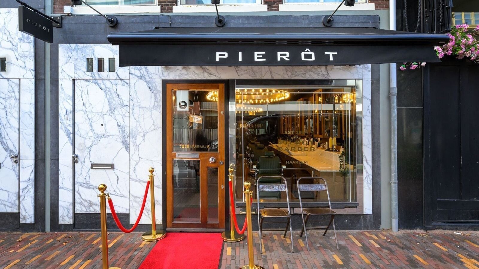 Buitenaanzicht van PIERÔT HAARLEM BARBERSHOP met een elegante gevel in Haarlem, Noord-holland, NL.