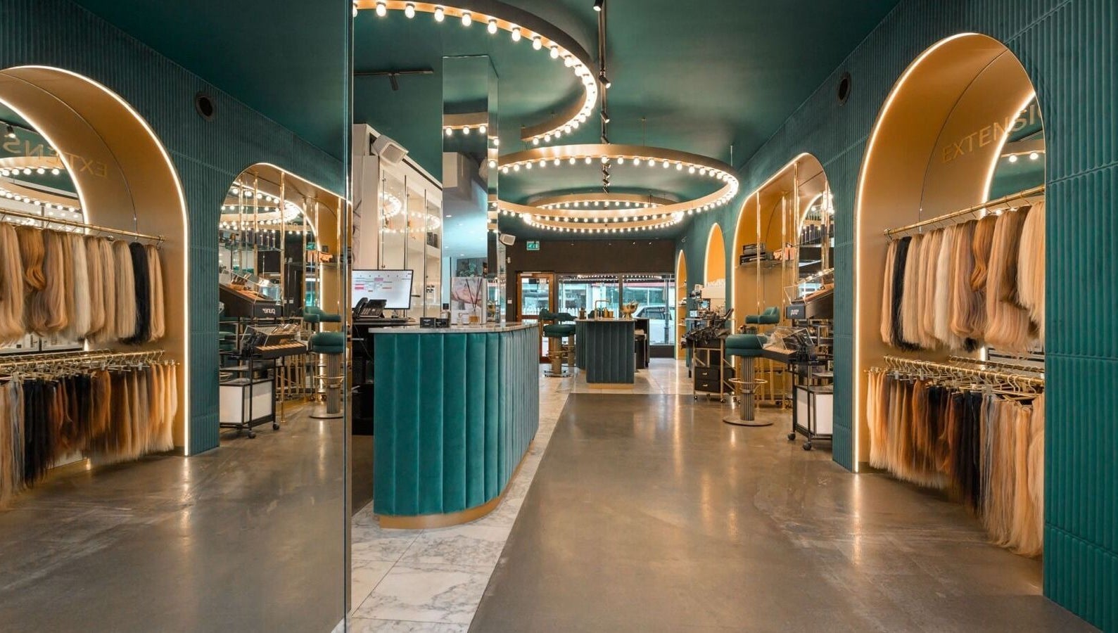 Elegante inrichting van PIERÔT HAARLEM salon in Haarlem, Noord-holland, NL met moderne elementen en haarextensies.