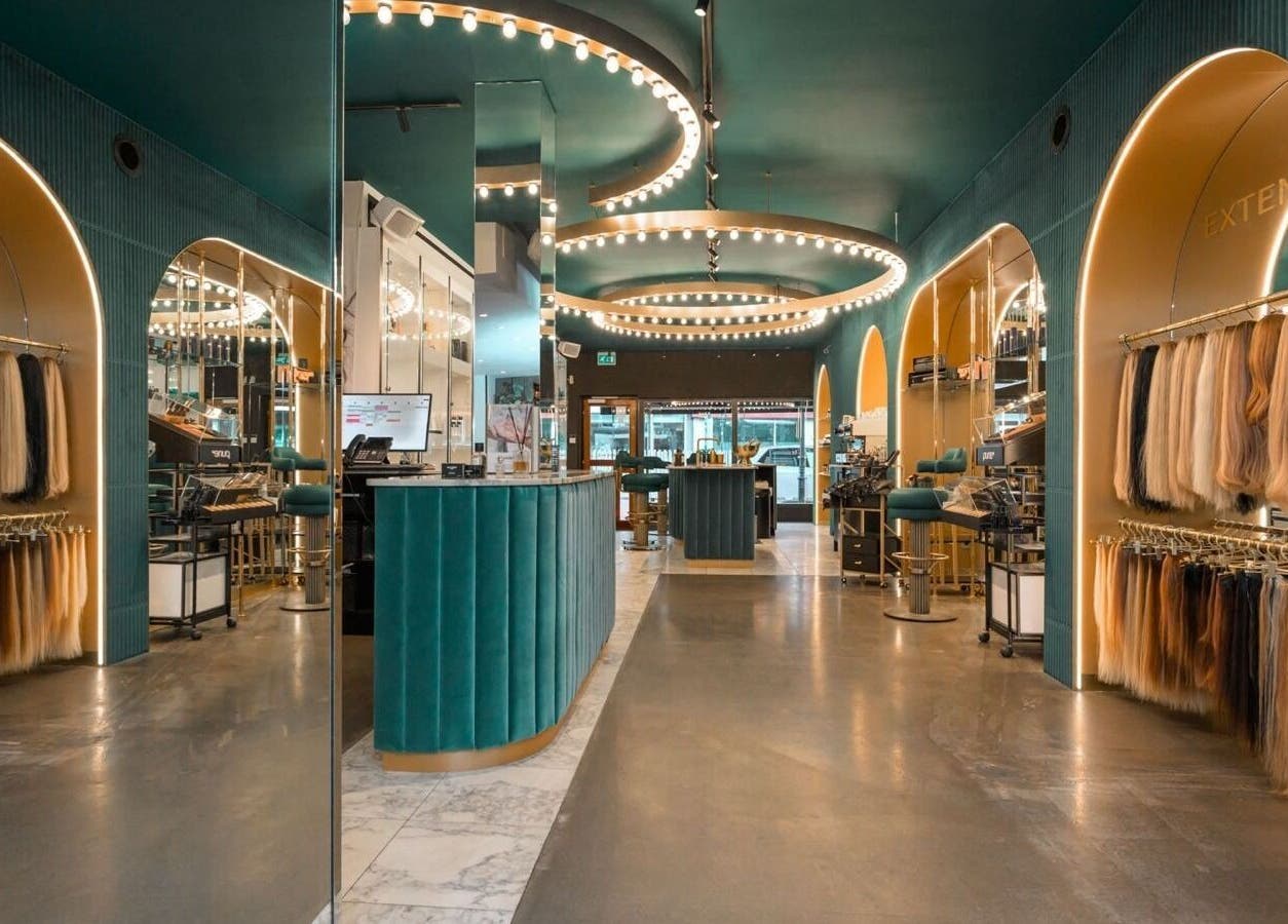 Elegante inrichting van PIERÔT HAARLEM salon in Haarlem, Noord-holland, NL met moderne elementen en haarextensies.