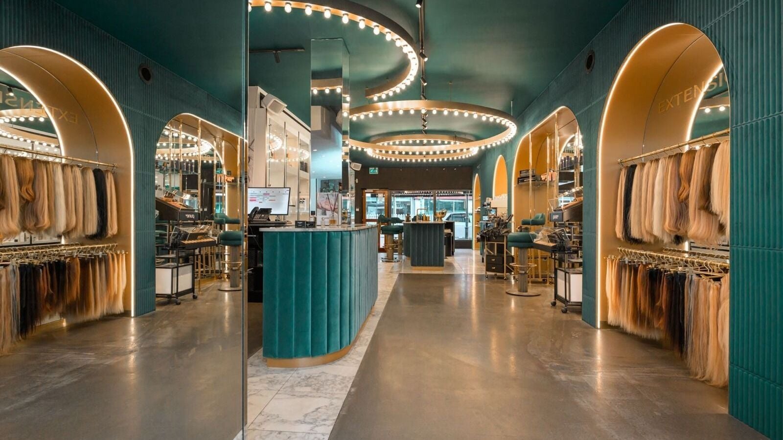 Elegante inrichting van PIERÔT HAARLEM salon in Haarlem, Noord-holland, NL met moderne elementen en haarextensies.