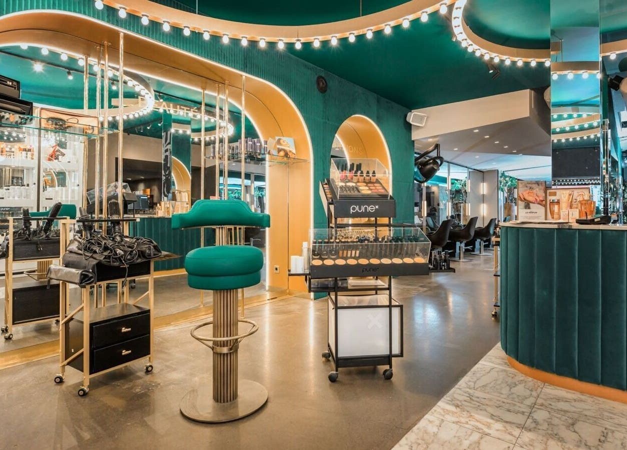 Interieur van PIERÔT HAARLEM met moderne design in Haarlem, Noord-Holland, NL.