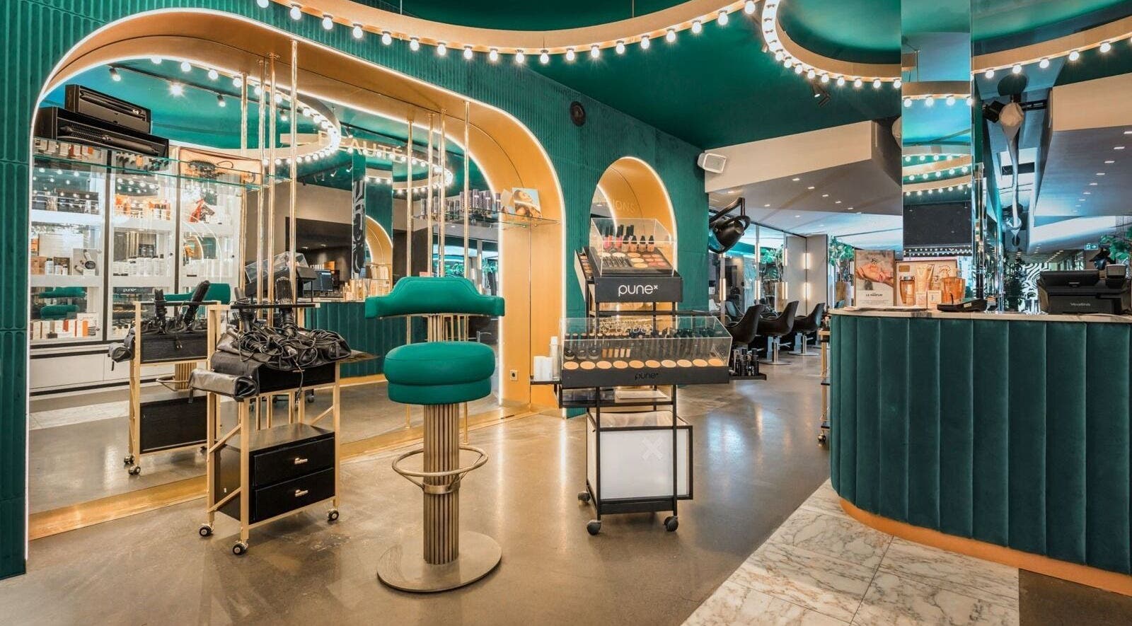 Interieur van PIERÔT HAARLEM met moderne design in Haarlem, Noord-Holland, NL.