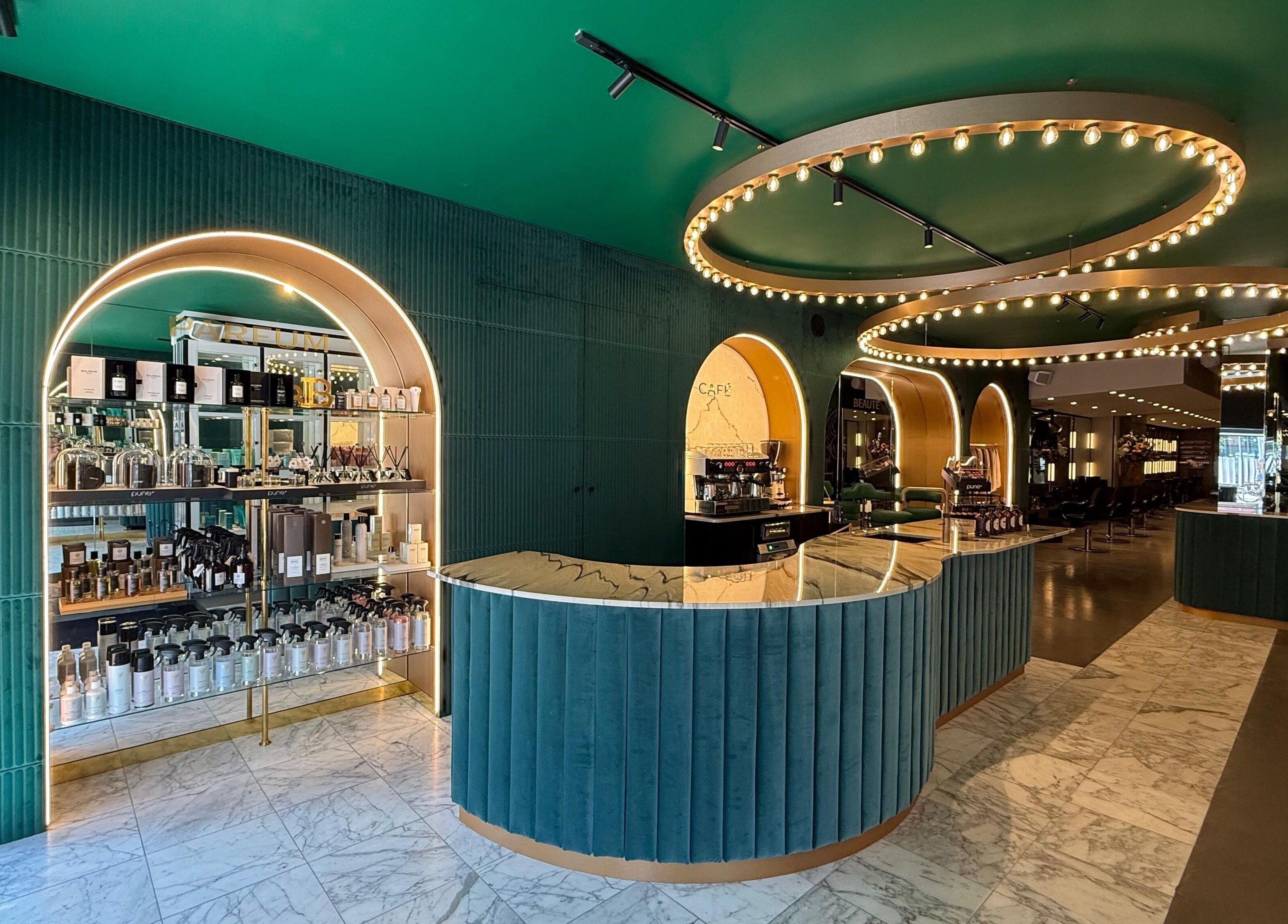 Interieur van PIERÔT HAARLEM, moderne groene boetiek, Haarlem, Noord-holland, NL.