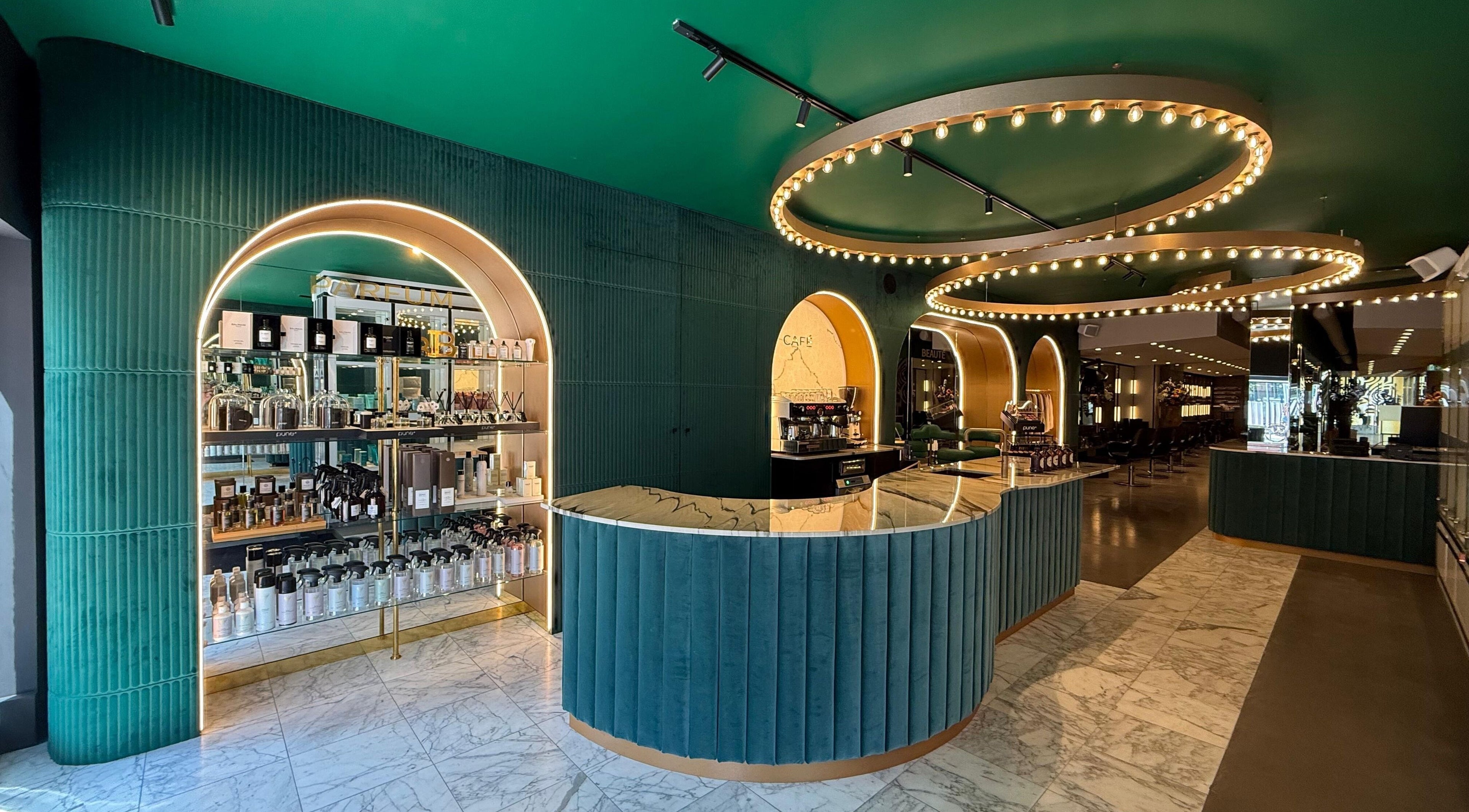 Interieur van PIERÔT HAARLEM, moderne groene boetiek, Haarlem, Noord-holland, NL.