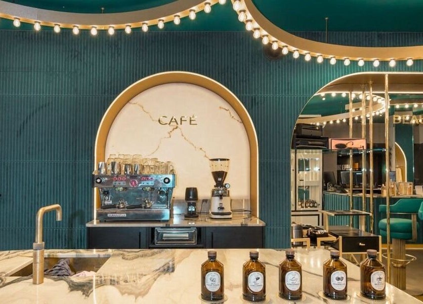 Chique caféhoek in PIERÔT HAARLEM, Haarlem, Noord-holland, NL met luxe inrichting en stijlvolle verlichting.