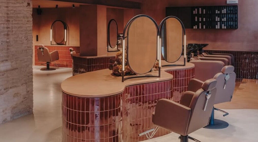 Salón moderno de Curly Lab en Barcelona, Catalunya, ES con elegantes estaciones de peinado.