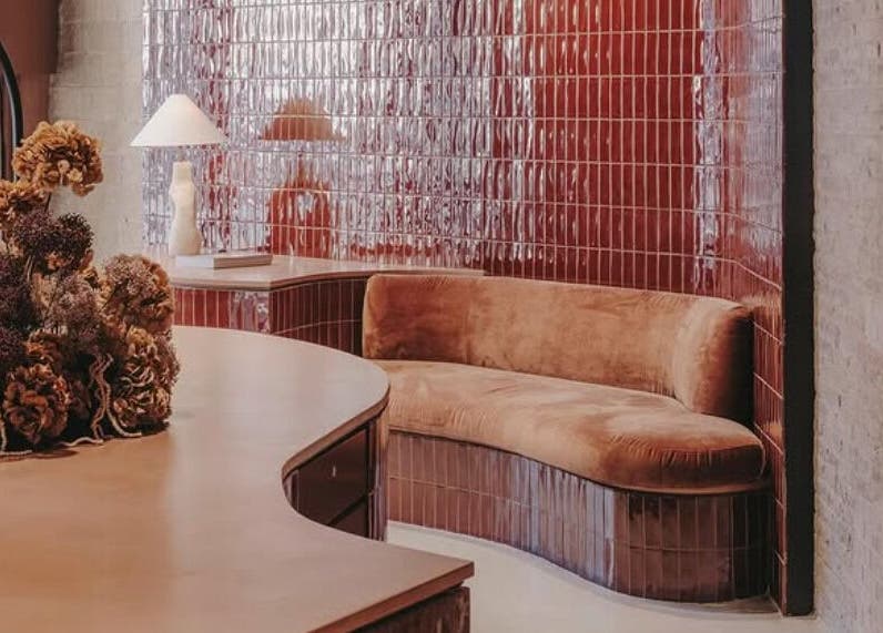 Elegante salón con sofás y flores secas en Curly Lab, Barcelona, Catalunya, ES.