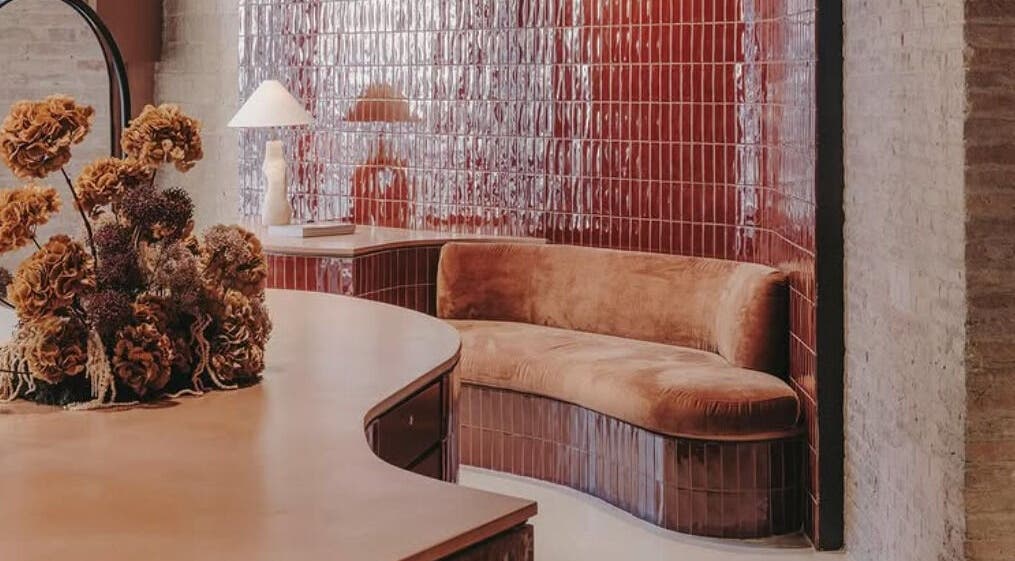 Elegante salón con sofás y flores secas en Curly Lab, Barcelona, Catalunya, ES.