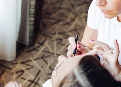 Profesional aplicando maquillaje en Estética Avanzada Inma Billón, Palma, Illes Balears, ES.