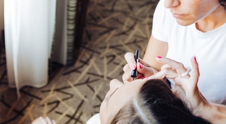 Profesional aplicando maquillaje en Estética Avanzada Inma Billón, Palma, Illes Balears, ES.