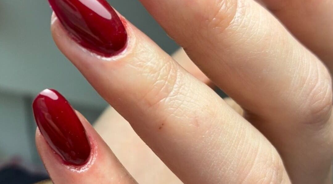 Manucure rouge chic à So'Beauty Soins & Esthétique, Vernou-la-celle-sur-seine, Île-de-france, FR.