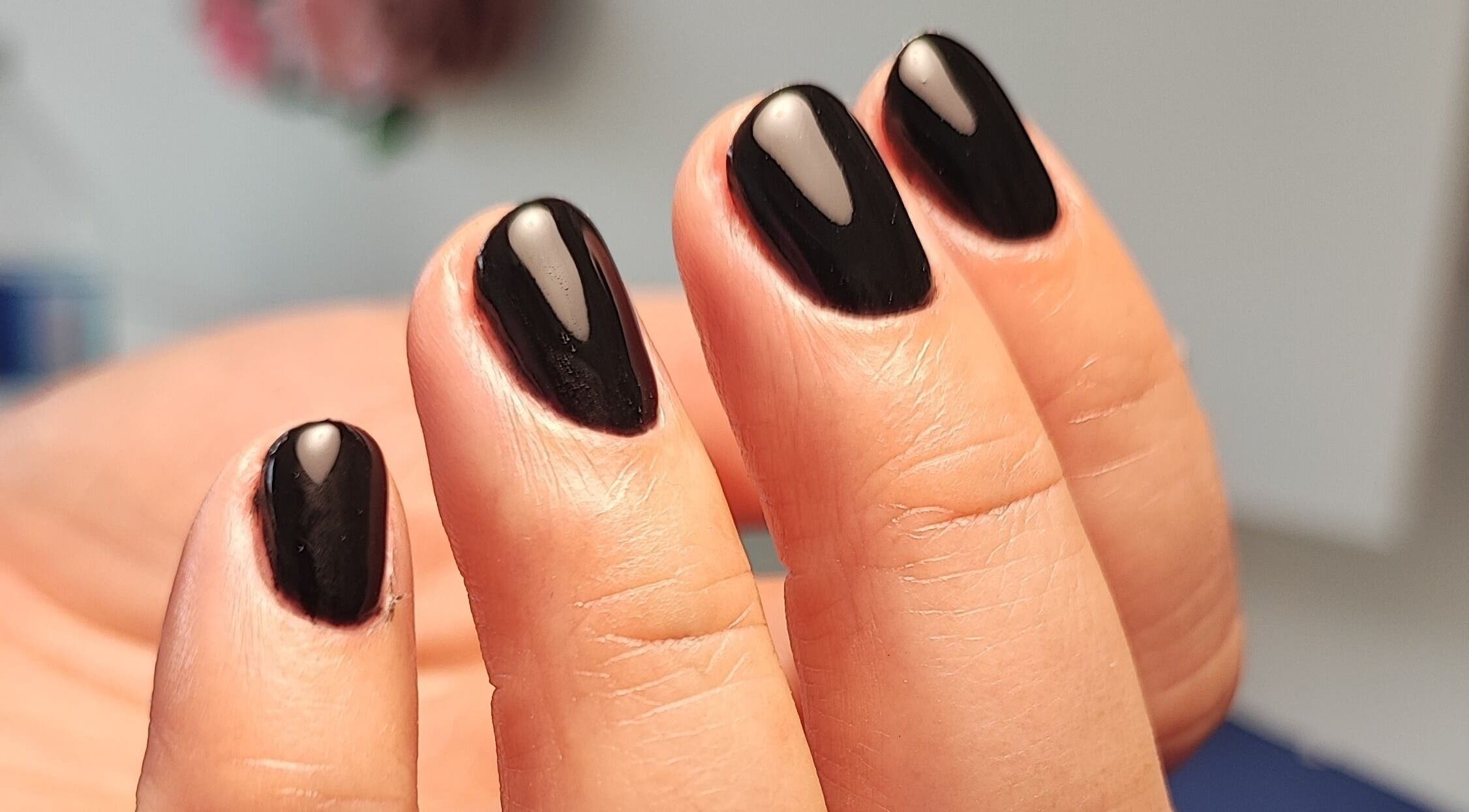 Manucure élégante avec vernis noir à So'Beauty Soins & Esthétique, Vernou-la-celle-sur-seine, Île-de-france, FR.