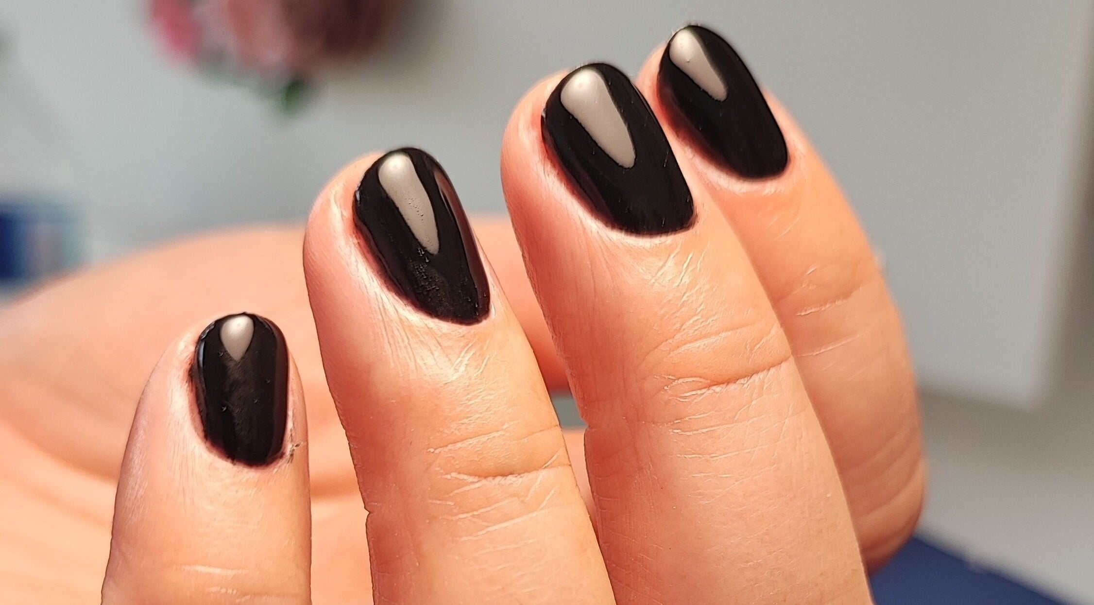 Manucure élégante avec vernis noir à So'Beauty Soins & Esthétique, Vernou-la-celle-sur-seine, Île-de-france, FR.