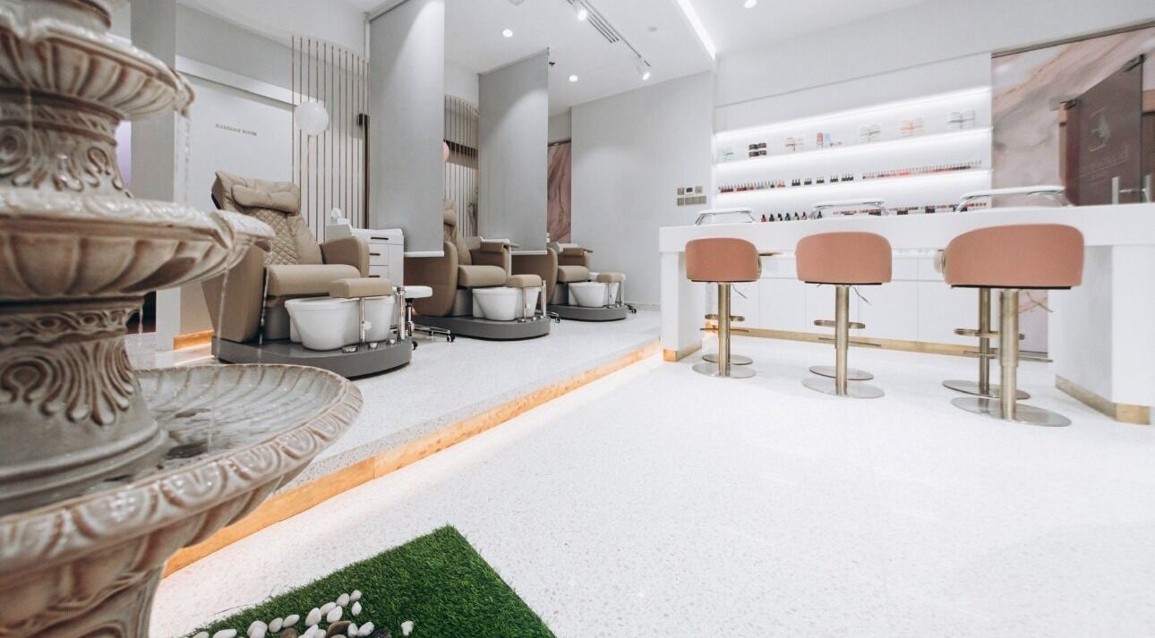 Peaceful interior of Éclat de Beauté Dubai Salon & Spa in Dubai, AE with elegant seating and a decorative fountain.