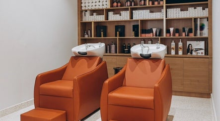 Elegant wash station at Éclat de Beauté Dubai Salon & Spa, Dubai, AE, featuring luxury seating and products.