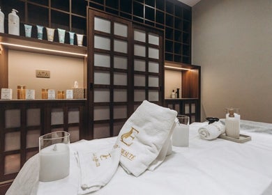 Relaxing spa room at Éclat de Beauté Dubai Salon & Spa, Dubai, AE, featuring soothing ambiance and luxury towels.