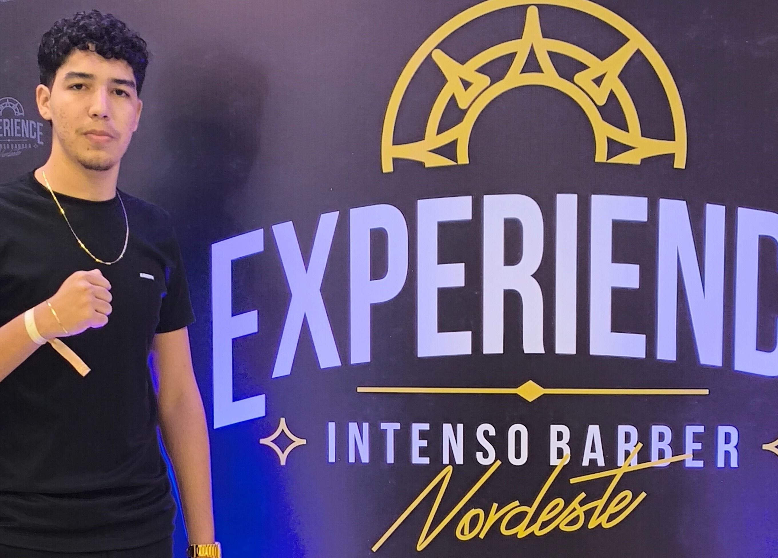 Visitante em evento na Barbearia Everton Silva, Pernambuco, Pernambuco, BR, destacando experiência Intenso Barber.