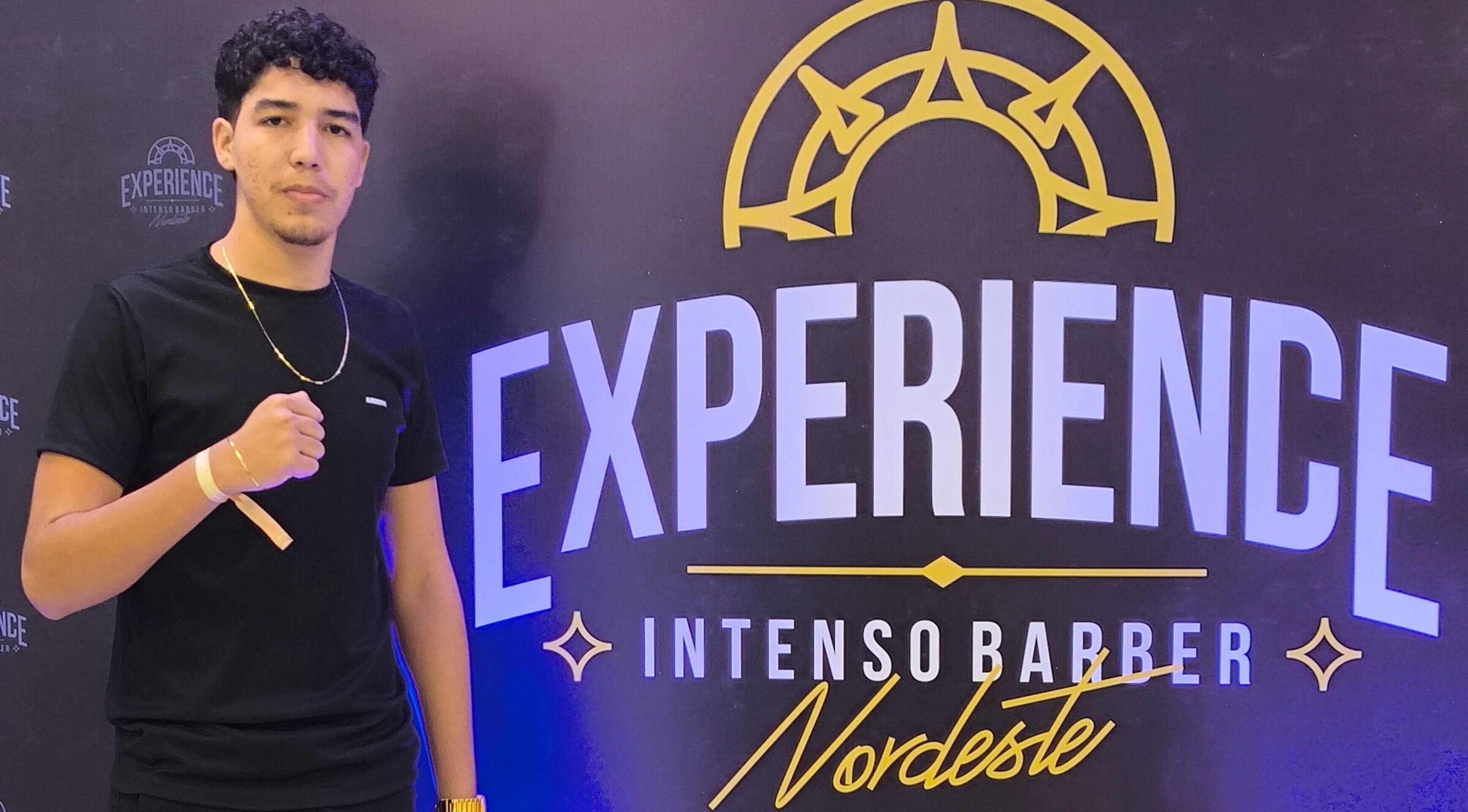 Visitante em evento na Barbearia Everton Silva, Pernambuco, Pernambuco, BR, destacando experiência Intenso Barber.