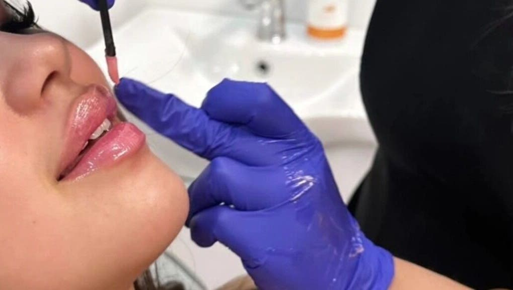 Application de gloss à Spa Médico Esthétique Brésilienne CbMedclin, Longueuil, Québec, CA.