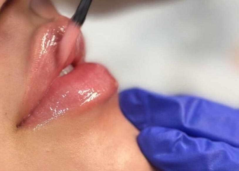 Application de gloss sur lèvres au Spa Médico Esthétique Brésilienne CbMedclin, Longueuil, Québec, CA.