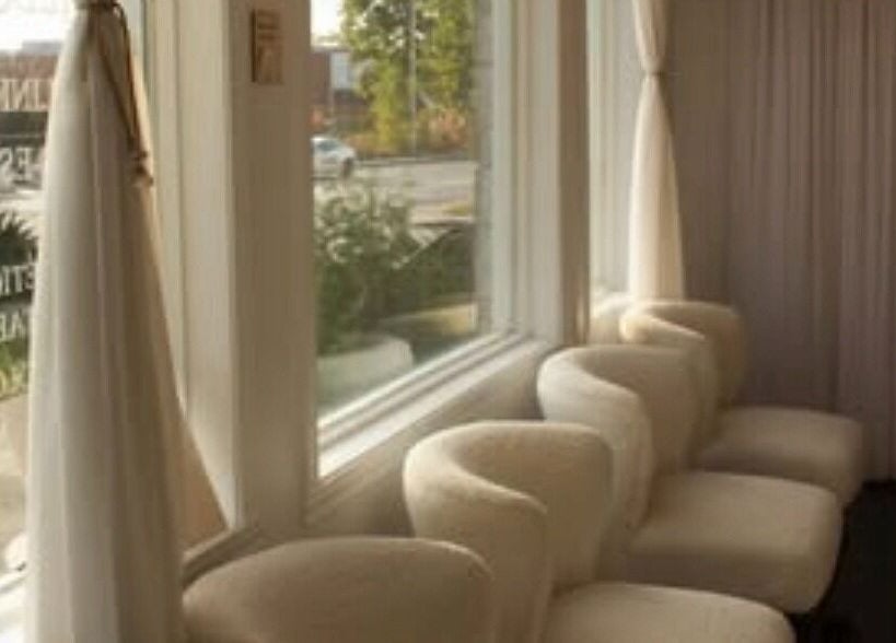 Intérieur lumineux de Spa Médico Esthétique Brésilienne CbMedclin à Longueuil, Québec, CA avec chaises élégantes.