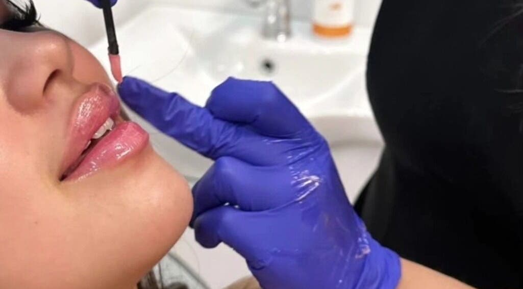 Soin des lèvres à Spa Médico Esthétique Brésilienne CbMedclin, Longueuil, Québec, CA, pour des lèvres éclatantes.