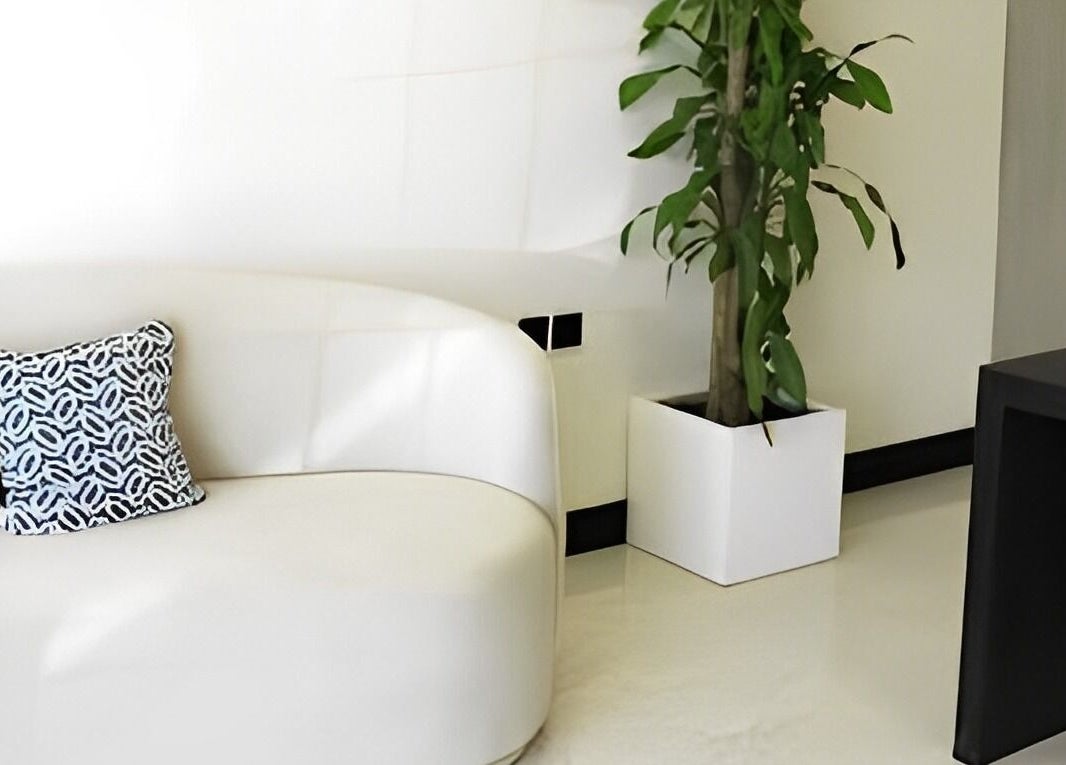 Modern seating area at Adan Salon | صالون أدان, Riyadh, Riyadh Province, SA, featuring a chic white couch.