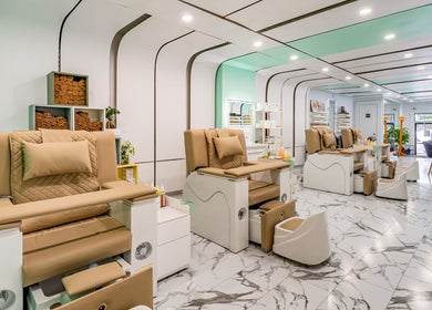 Luxurious pedicure chairs in JEUNE ET BELLE BEAUTY SALON, Montréal, Québec, CA, showcasing a stylish interior.