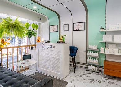 Reception area of JEUNE ET BELLE BEAUTY SALON in Montréal, Québec, CA with stylish decor and beauty products.