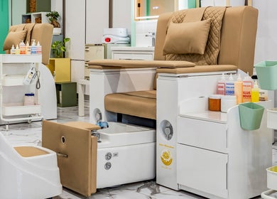 Stylish pedicure chairs at JEUNE ET BELLE BEAUTY SALON in Montréal, Québec, CA offer relaxation and comfort.
