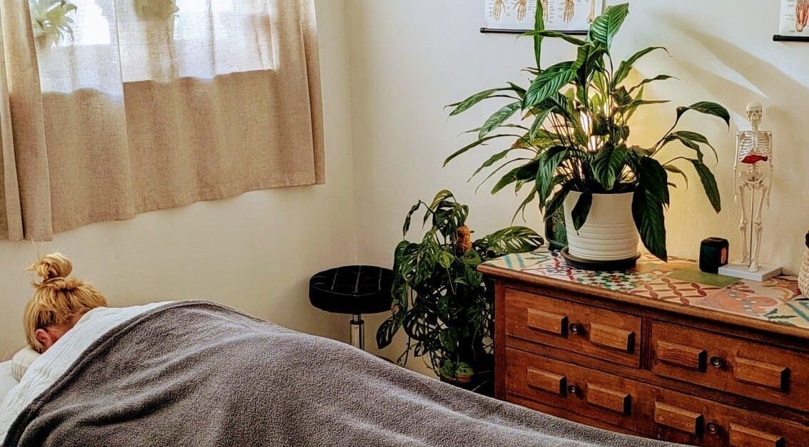 Relaxing therapy room at Jamu Natural Health & Acupuncture - Altea, featuring calming decor in Altea, Comunidad Valenciana, ES.