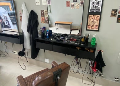 Interior moderno da Barbearia Dom André, São Paulo, São Paulo, BR. Estações de trabalho organizadas e bem equipadas.