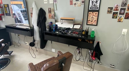 Interior moderno da Barbearia Dom André, São Paulo, São Paulo, BR. Estações de trabalho organizadas e bem equipadas.