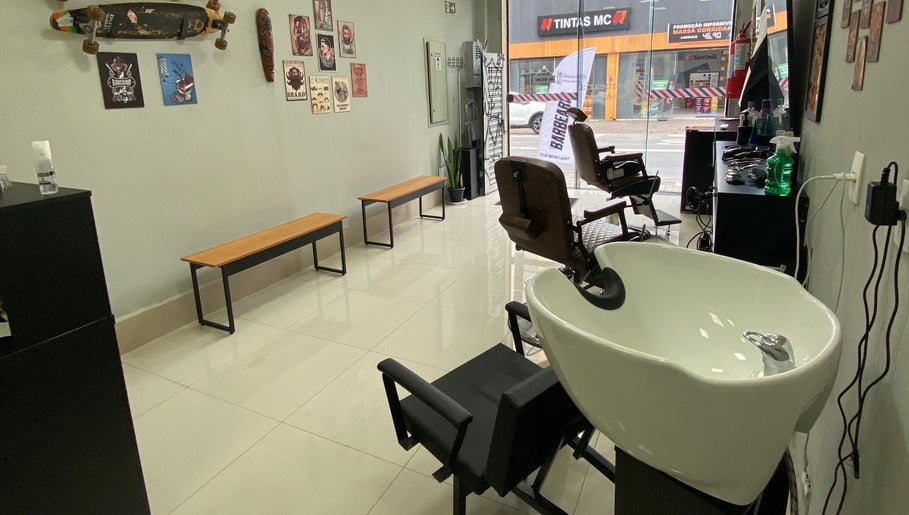 Interior moderno da Barbearia Dom André em São Paulo, São Paulo, BR com cadeiras e decoração temática.