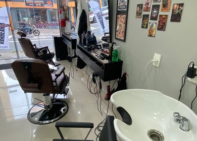 Cadeiras de barbearia na Barbearia Dom André em São Paulo, São Paulo, BR, com vista urbana ao fundo.