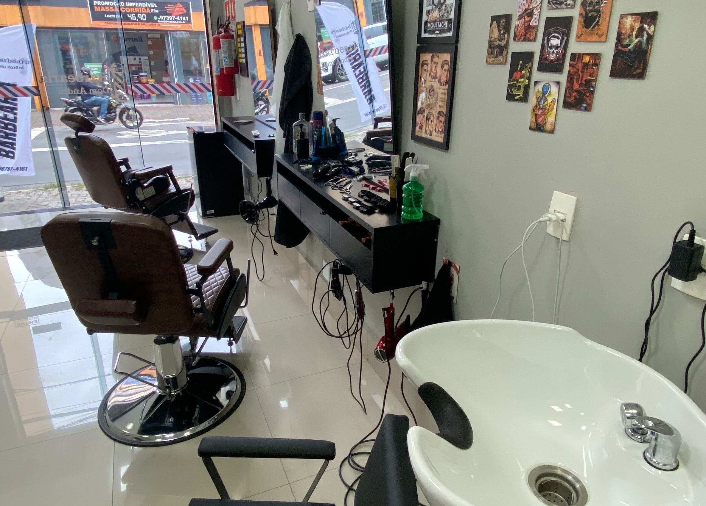 Interior da Barbearia Dom André em São Paulo, São Paulo, BR, com cadeiras clássicas e decoração estilosa.