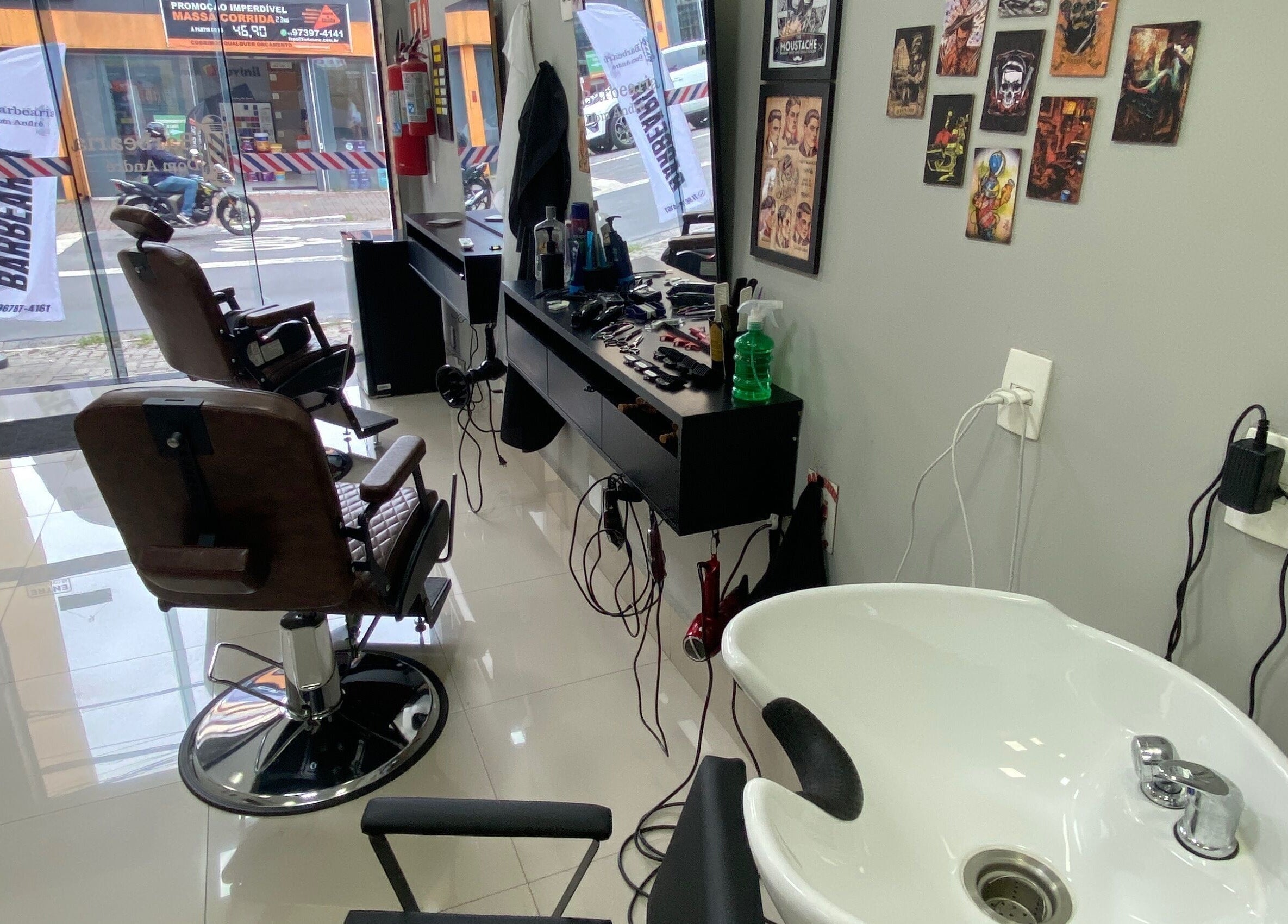 Interior da Barbearia Dom André em São Paulo, São Paulo, BR, com cadeiras clássicas e decoração estilosa.