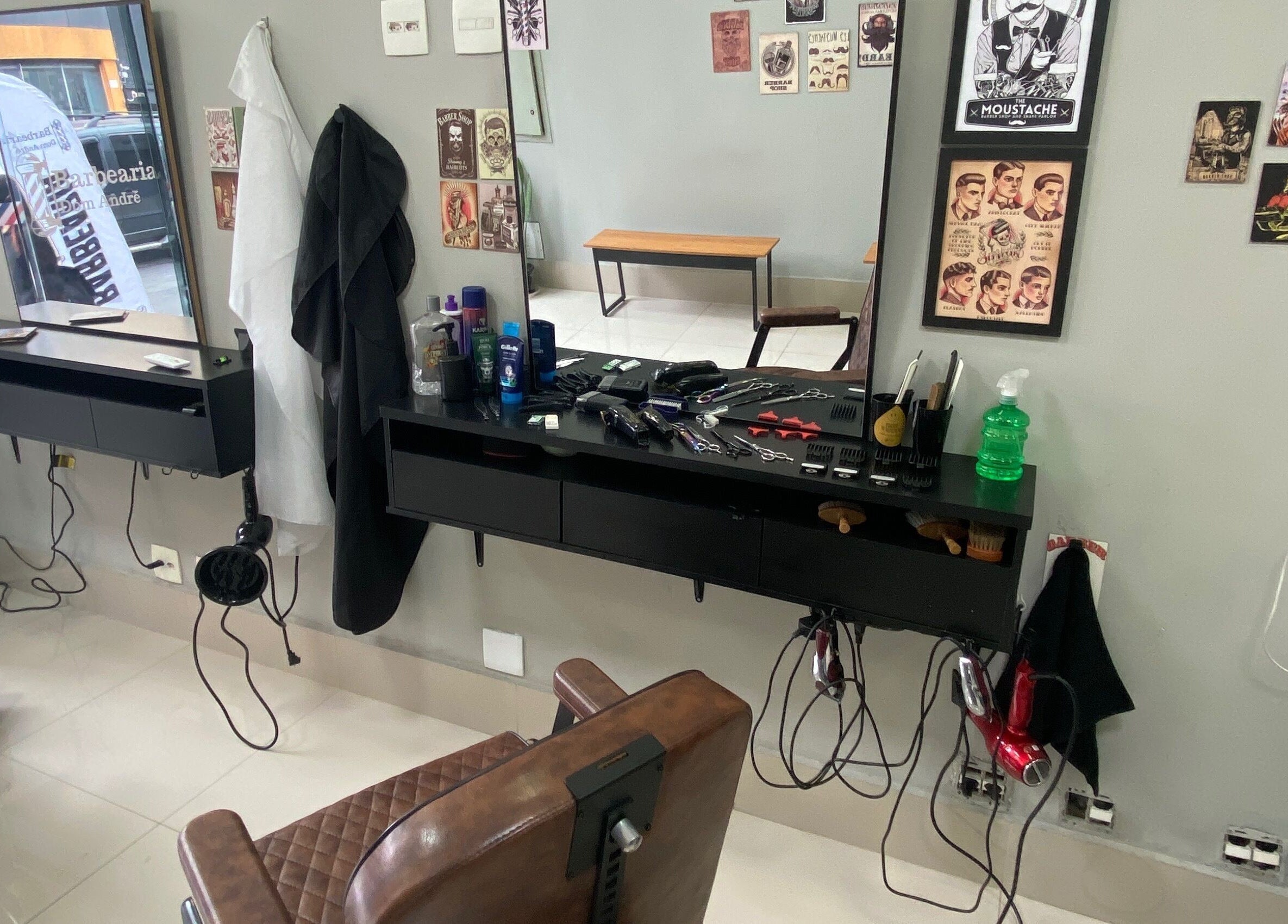 Espaço moderno de Barbearia Dom André em São Paulo com ferramentas de cabeleireiro e decoração temática.