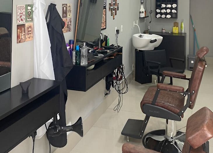 Salão da Barbearia Dom André em São Paulo, São Paulo, BR, mostrando cadeiras e estação de cuidados.