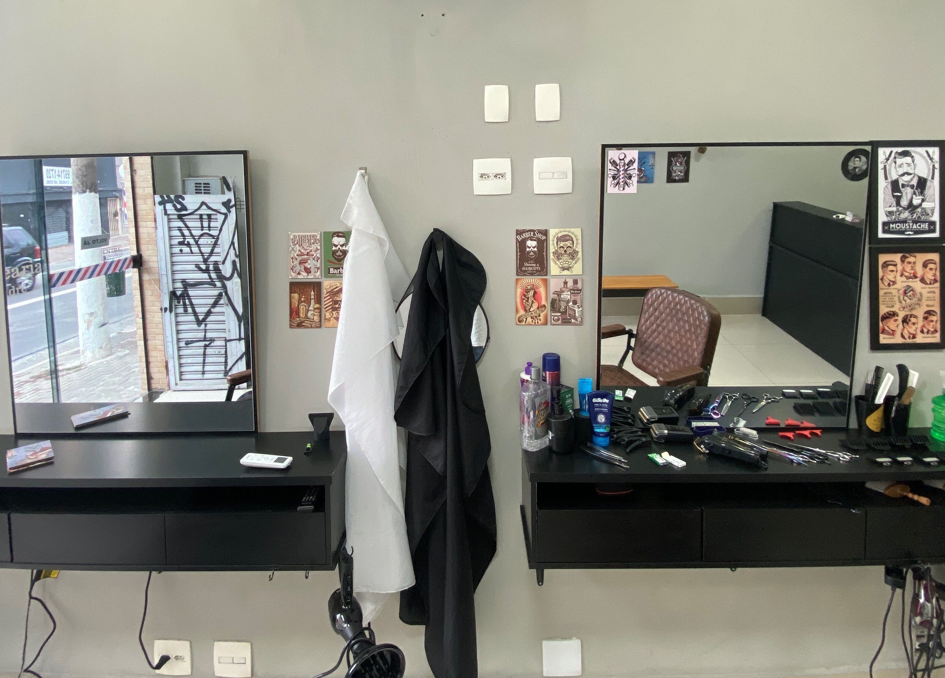 Interior da Barbearia Dom André em São Paulo, São Paulo, BR com espelho e ferramentas de barbearia.