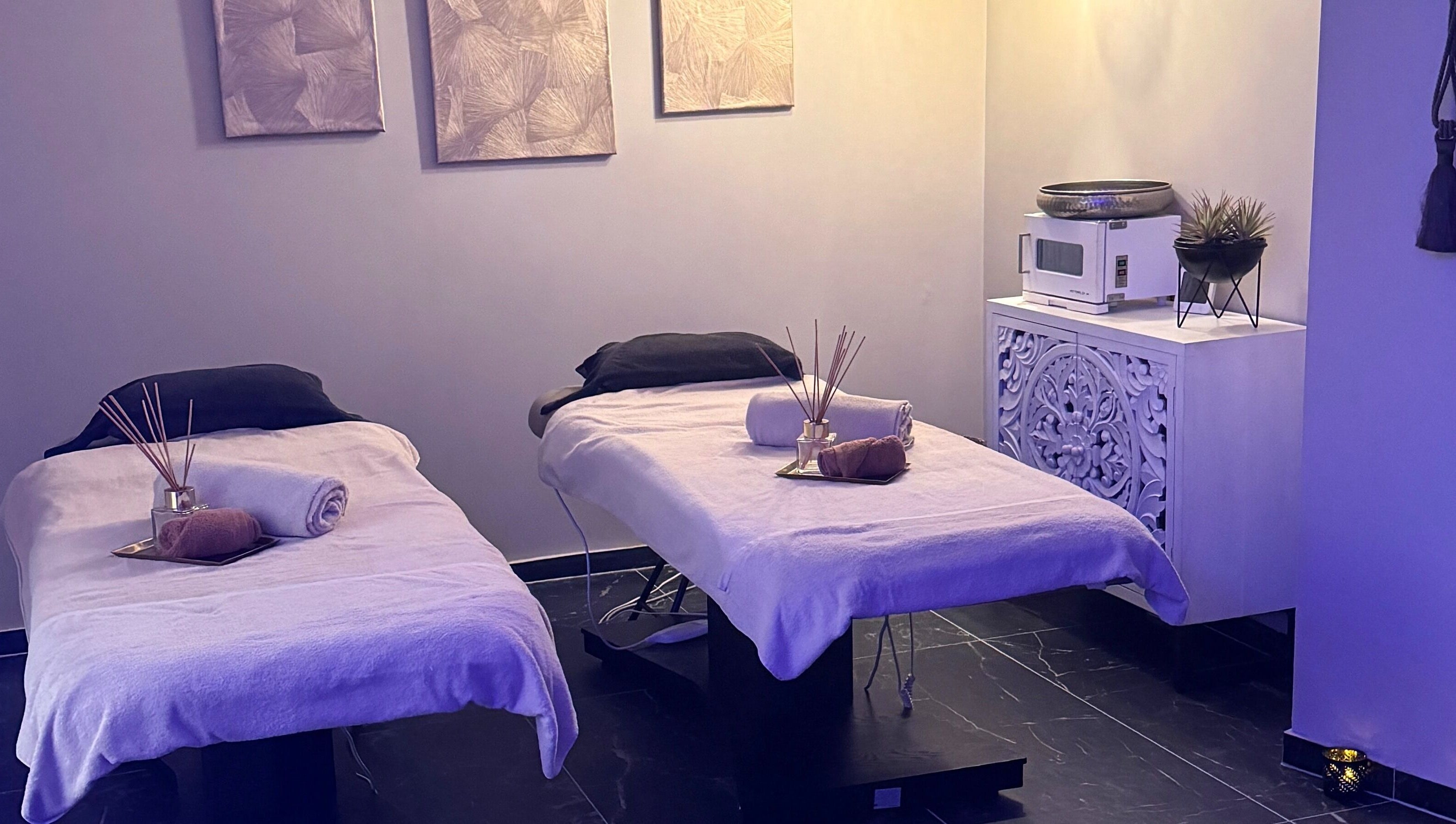Salle de massage élégante au Bellissime Institut & Spa, Soissons, Hauts-de-France, FR.
